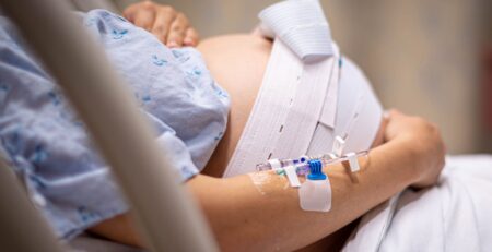 Embarazada esperando la fecha prevista del parto, pensando en la inducción y la epidural