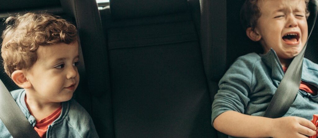 Silla de coche infantil de segunda mano sobre fondo neutro