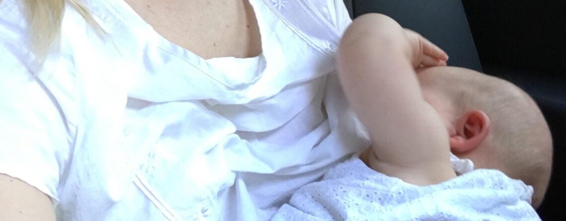 Bebé recién nacido en brazos de sus padres, primeros días de vida y seguridad infantil