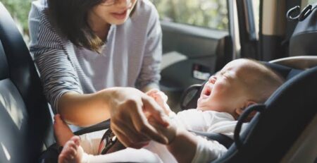 Niño llorando o incómodo en una silla de coche mal instalada