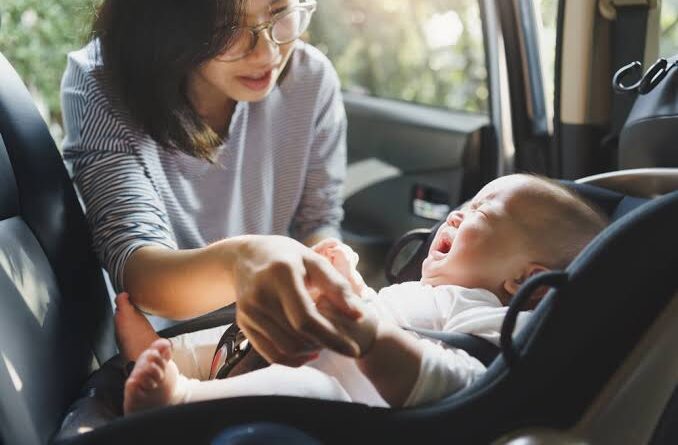 Niño llorando o incómodo en una silla de coche mal instalada